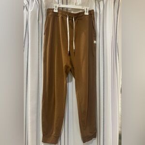 VUORI Performance Jogger in Carmel Size Medium